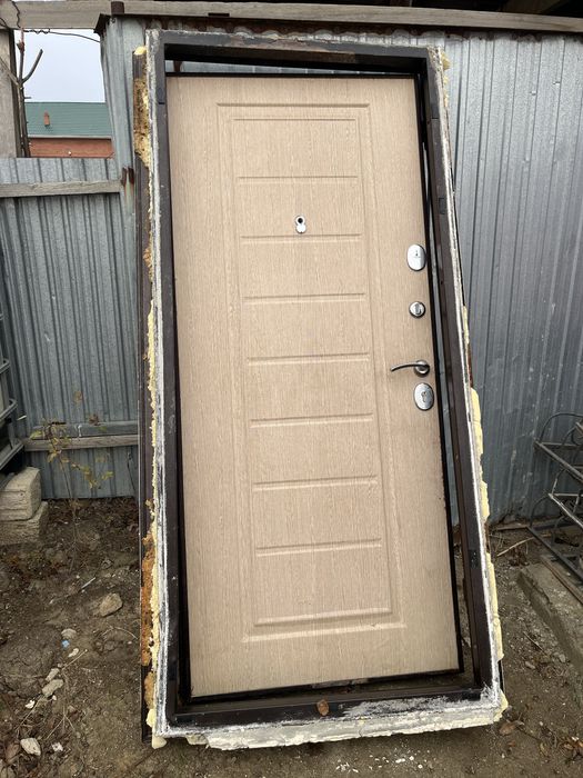 Продам входную металлическую дверь с коробкой