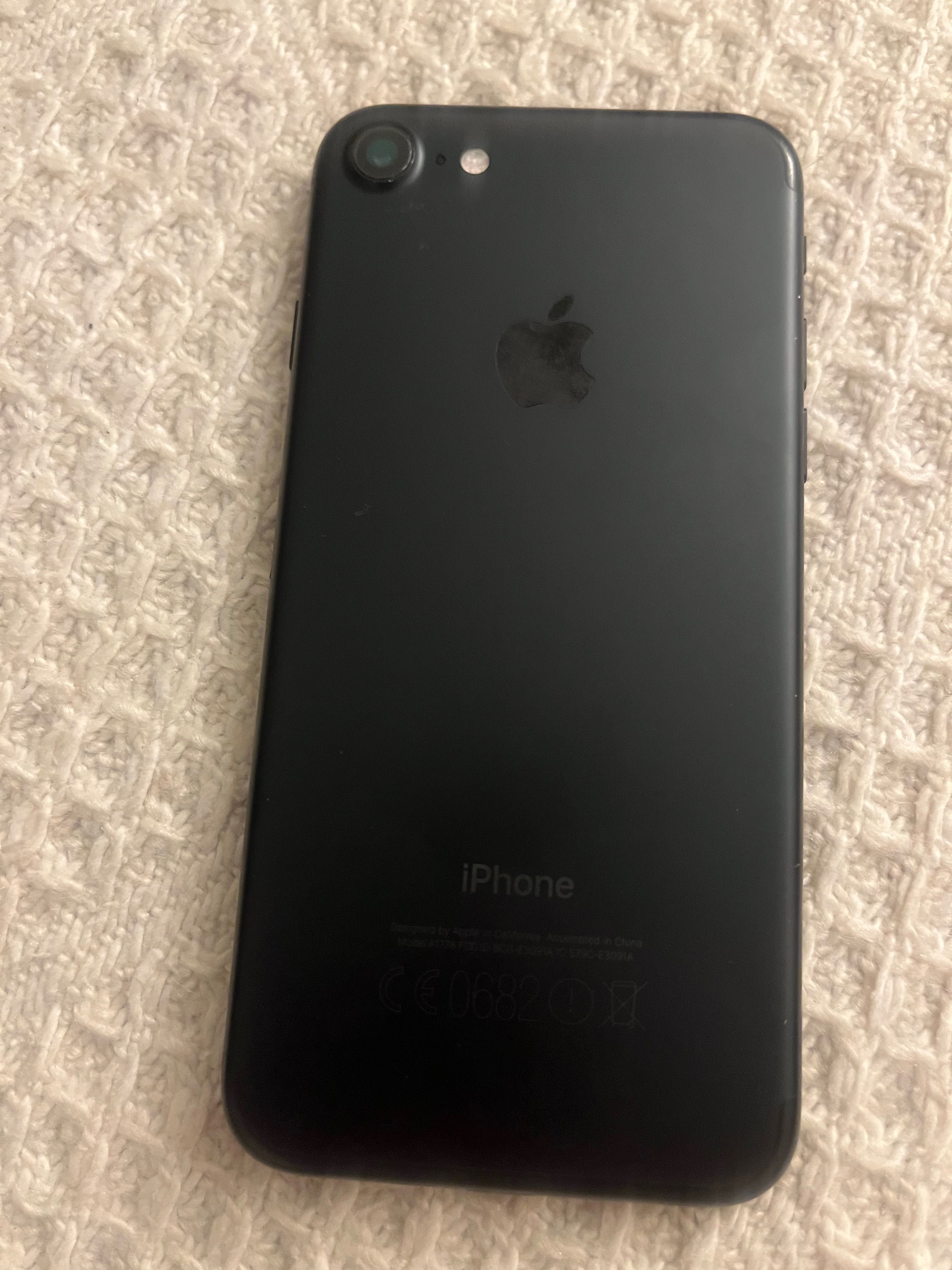 iPhone 7 с калъф добро състояние