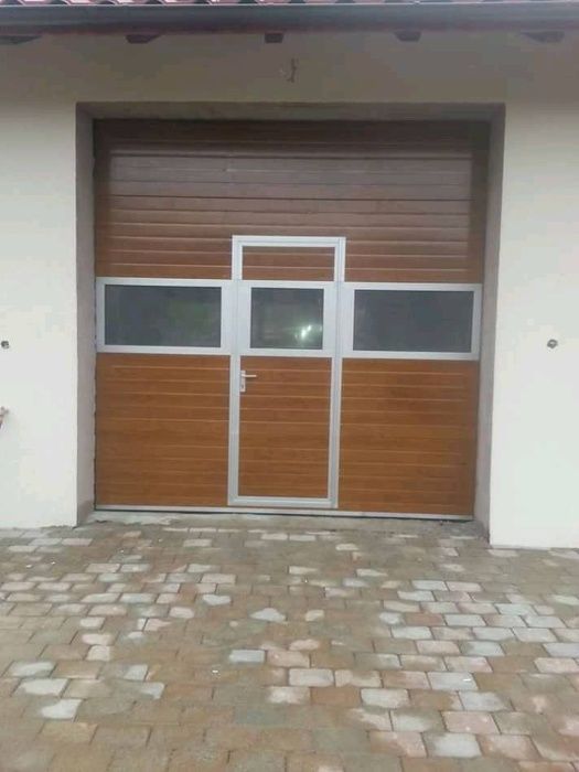 Usi de garaj cu acces pietonal si panou vitrat