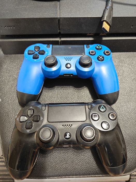 PlayStation 4/PS4 + 2 джойстика + игри