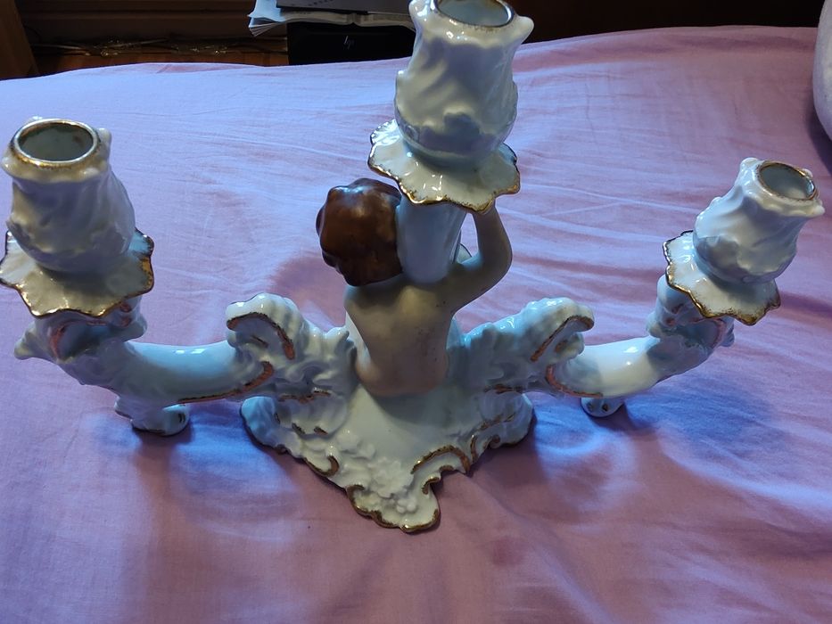 Sfeșnic din porțelan fin ARPO Curtea de Argeș ,decor cu îngeraș