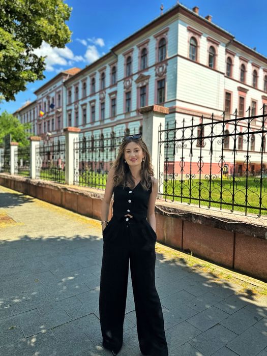 Costum negru tricotat cu vestă