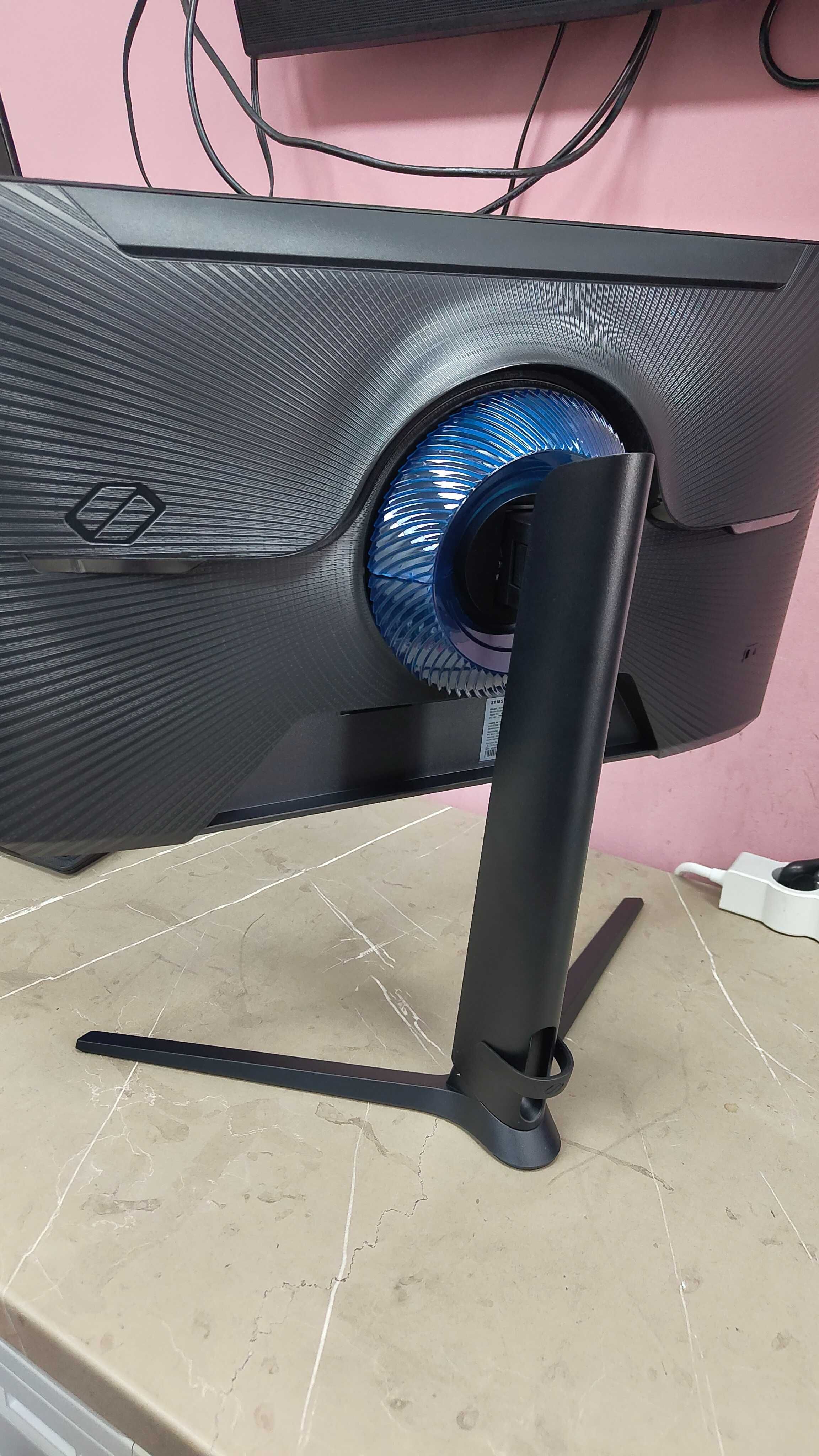 Монитор Samsung Odyssey 24 инча, 180Hz, 1ms, С ДЕФЕКТ