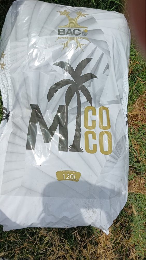 Vand saci pamant de flori la 120L