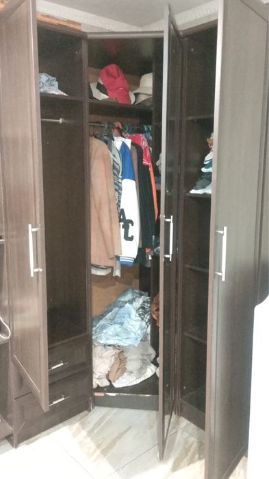 Шкаф угловой в спальню или прихожею