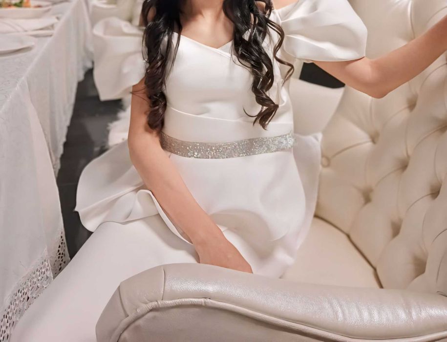 Продам платье белое красивое