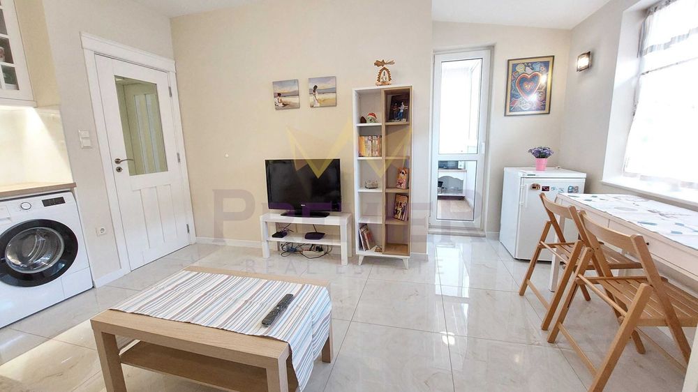 ТРИСТАЕН апартамент, Лятно кино Тракия