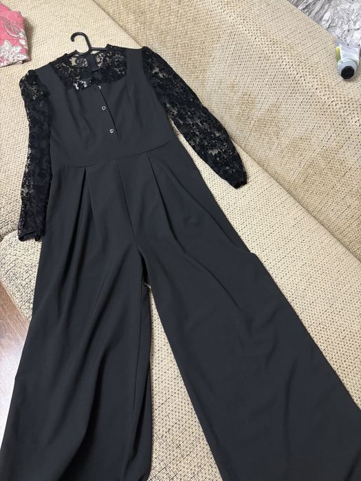 Продается красивый комбинезон в отличном состояние в размере М