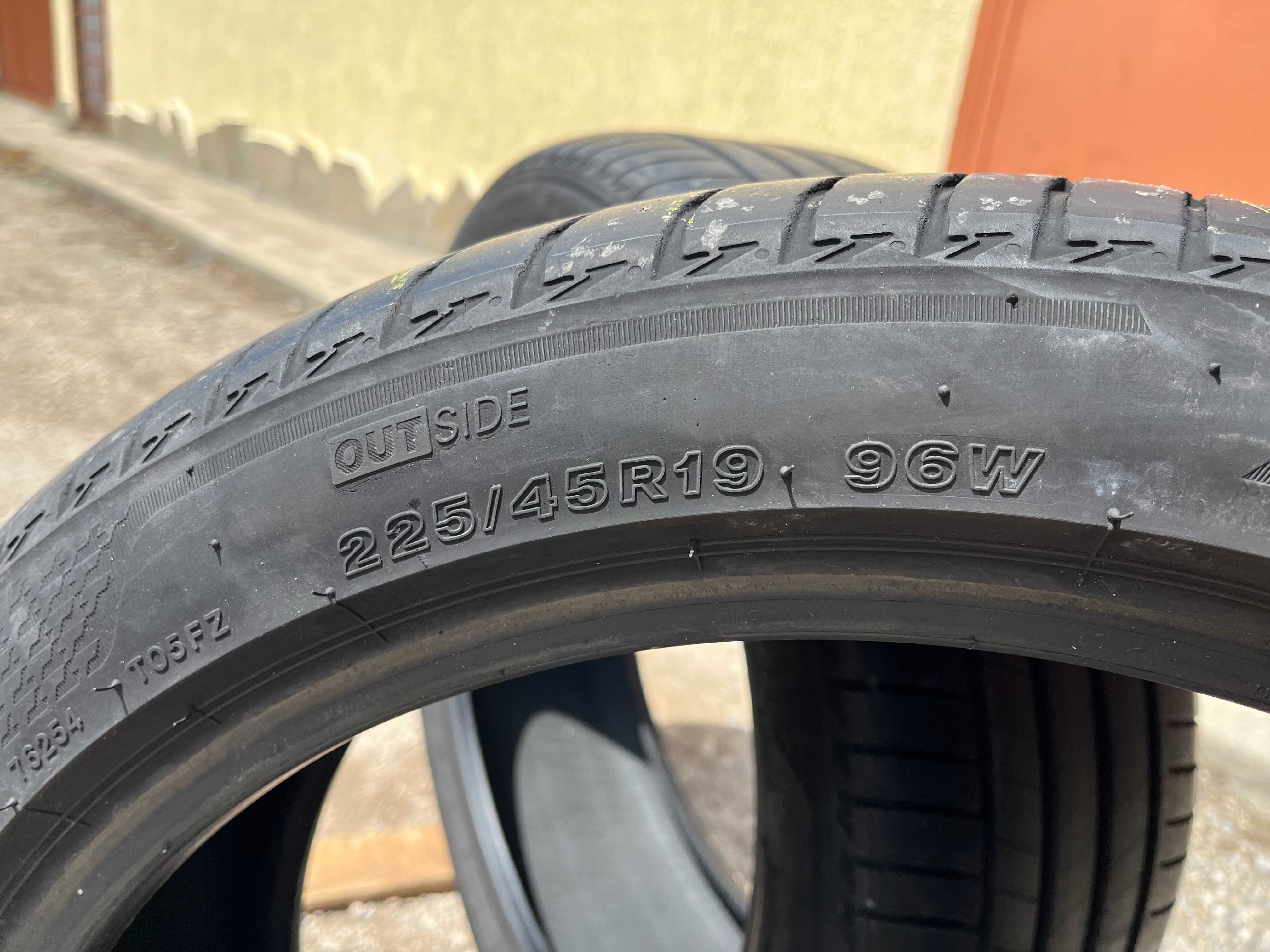 2 бр. летни гуми 225/45/19 Bridgestone DOT 1519 4,5 mm