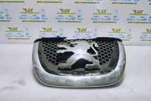 Emblema grila bara fata 9680505177 Peugeot 308 T7  [din 2007 pana  2011] seria