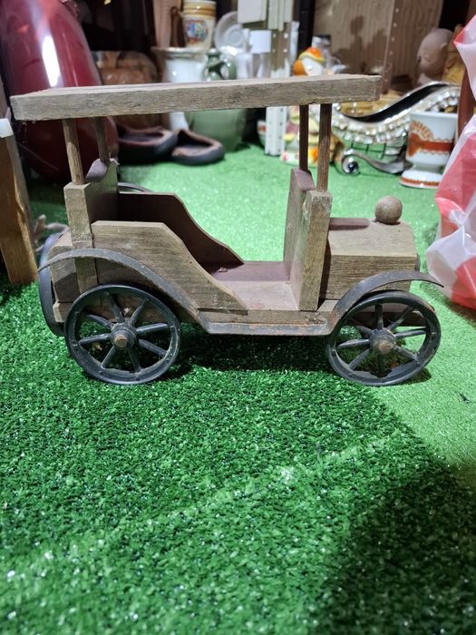 Стара количка дърво с метал