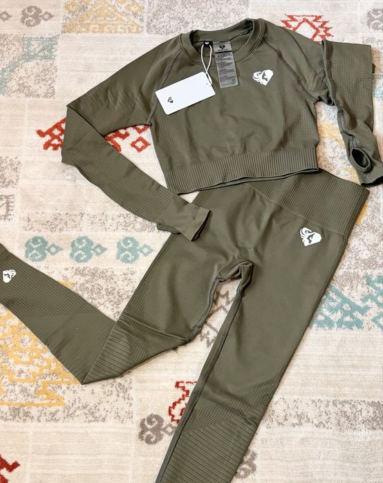 Дамски спортен екип за фитнес и йога.