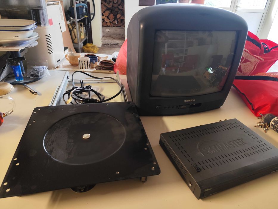 Телевизор на 12 волта с релса за караваниа или кемпер