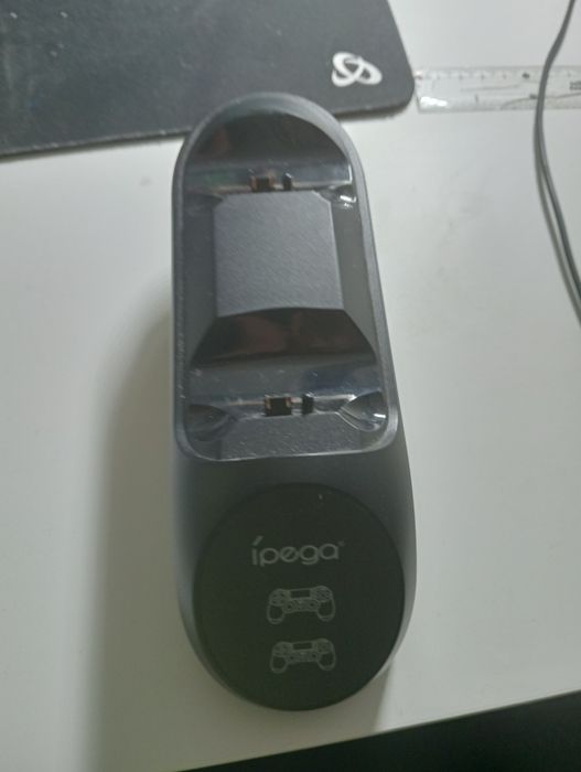 Încărcător controllere PlayStation 4 (cablu inclus)