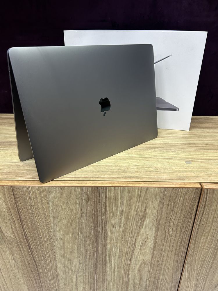 Macbook Pro  2018 15 Inch Core i7 32/1Tb