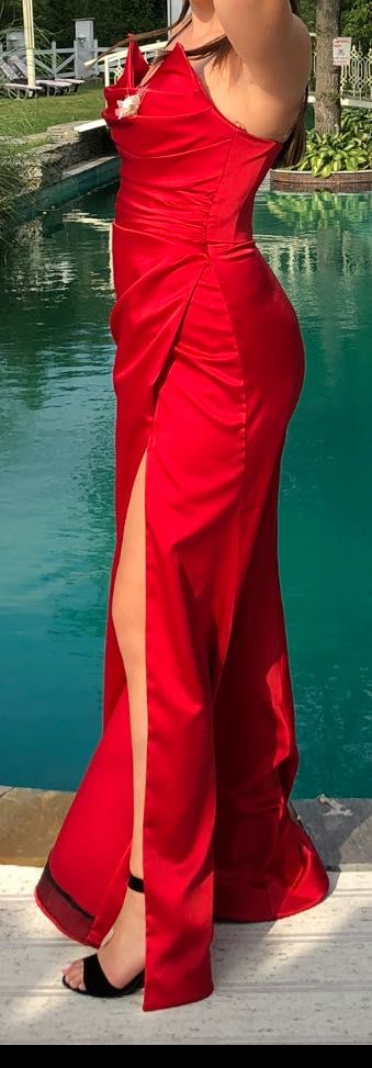 Официална рокля от сатен в червен цвят