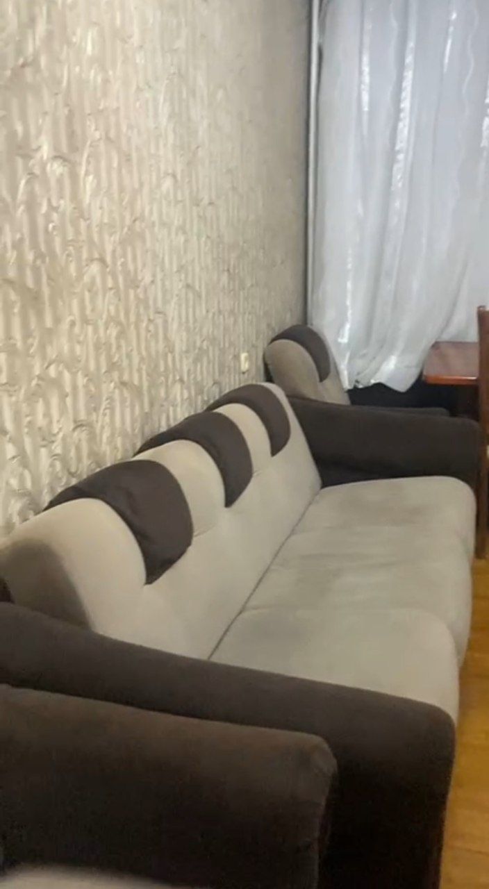 Сдаю 1 комнатная квартира возле рынок Универсам, метро. С обстановкой.