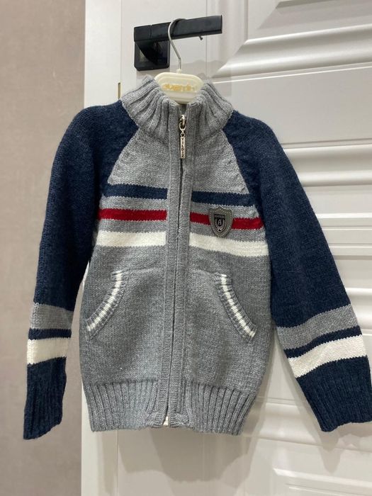 Продам теплый свитер на мальчика