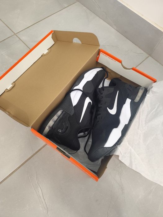 Продавам чисто нови маратонки Nike (найк) 43 номер закупени от Германи