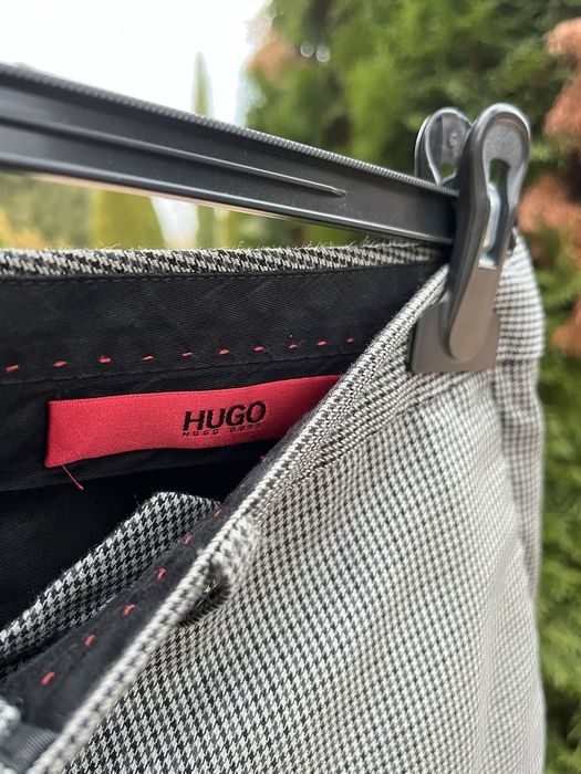 Vând pantaloni pentru barbati Hugo Boss marimea  S-M
