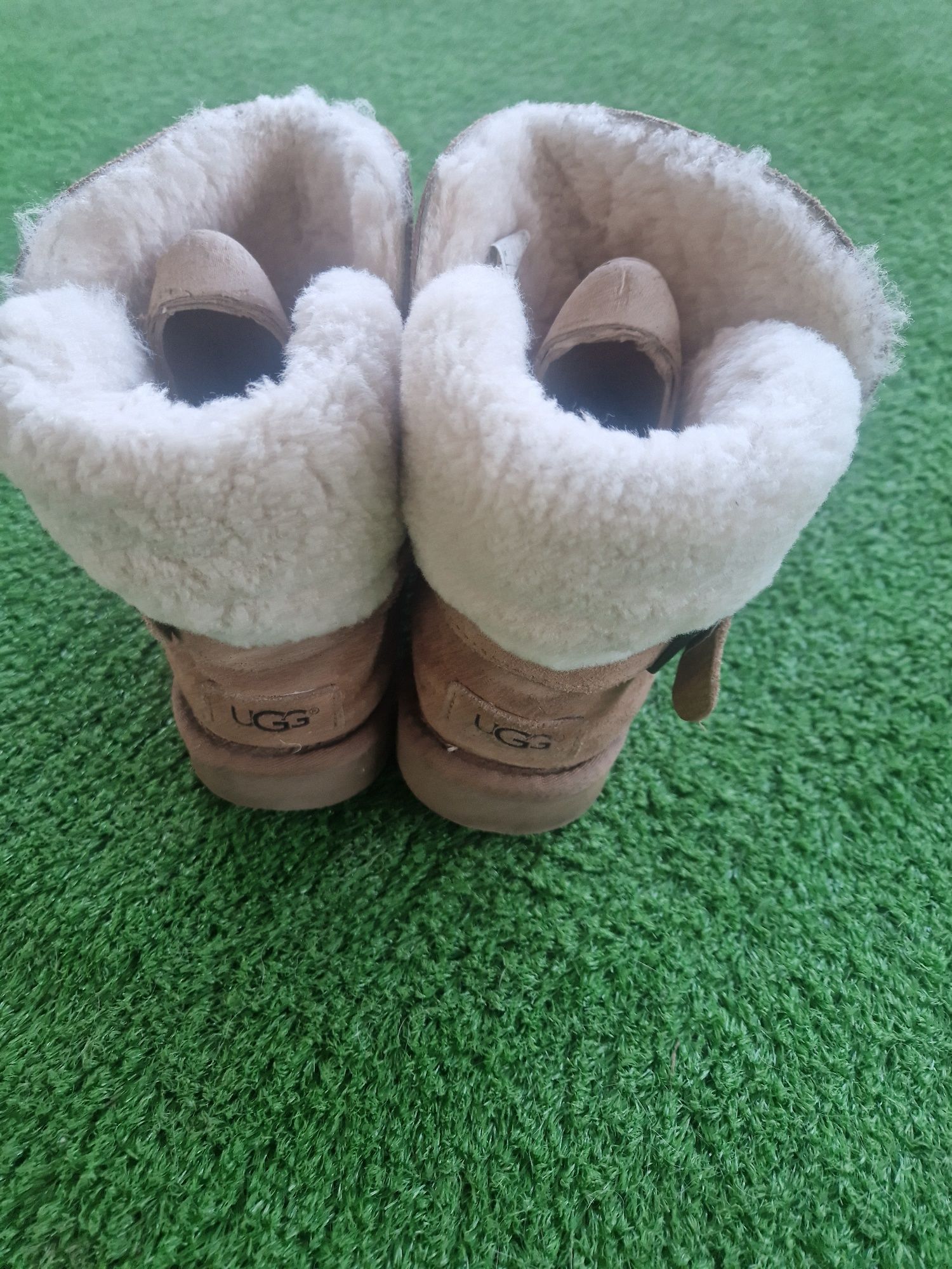 Vand ghete UGG, marime 38, in stare buna.
