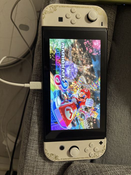 Vand consola Nintendo Switch V2 + extra accesorii +Mario Kart Deluxe 8