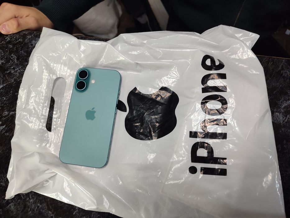 Продам айфон 16 128гб цвет голубой с гарантей на год