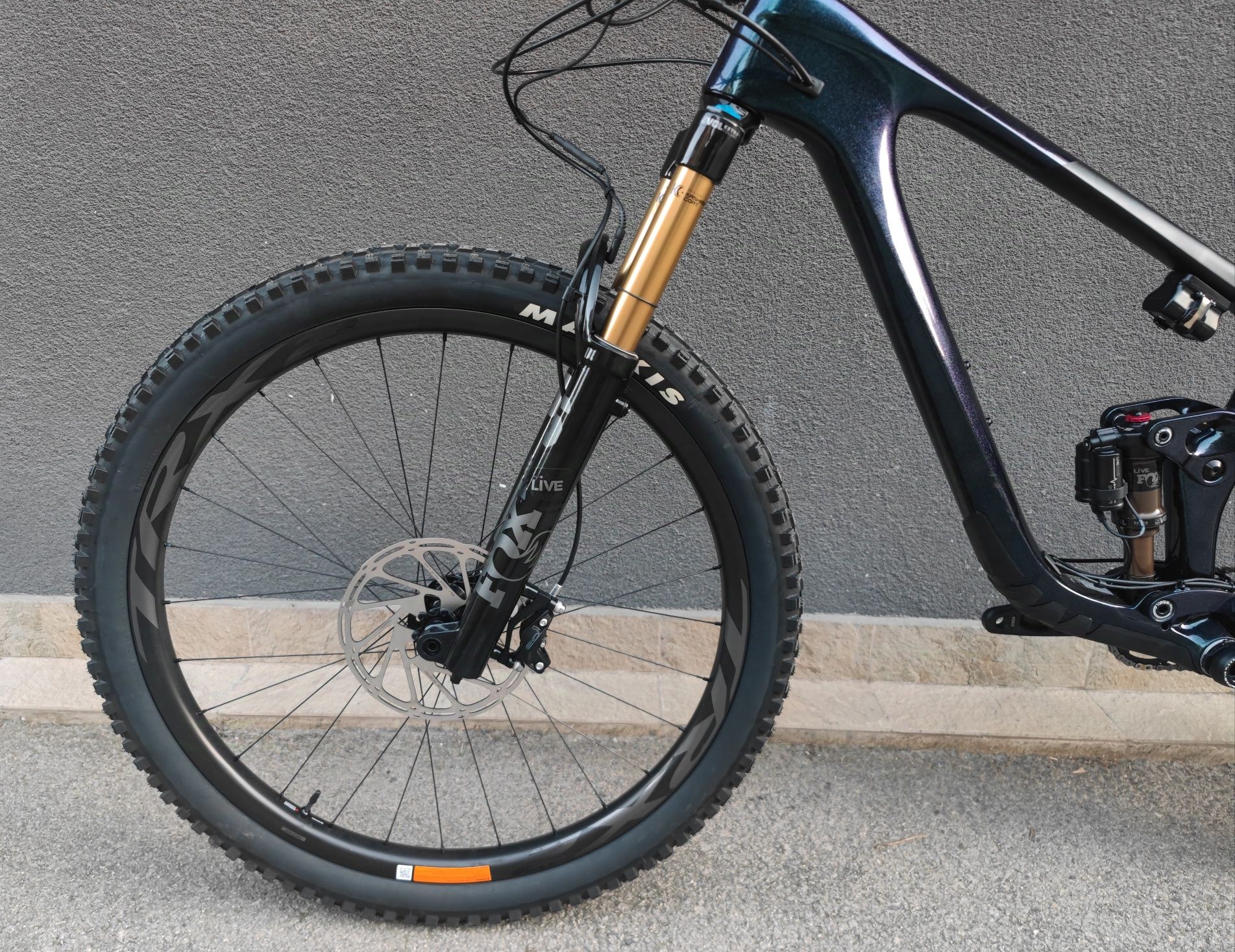 Нов Карбонов Велосипед 29" Giant 1х12 Sram Gx Fox Valve Live Bluetooth