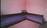 Спалня с гардероб, ъглови легла и диван