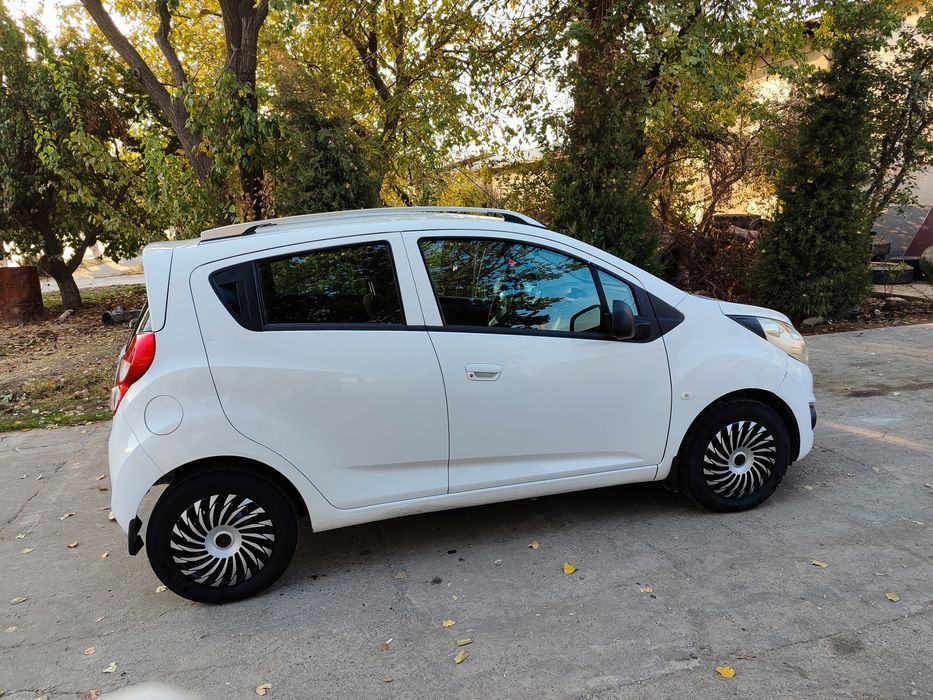 Spark sotiladi kraskasi pachti toza 2 ta kichkina petno bor