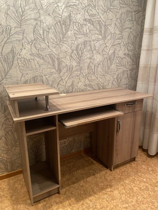 Продам компьютерный стол