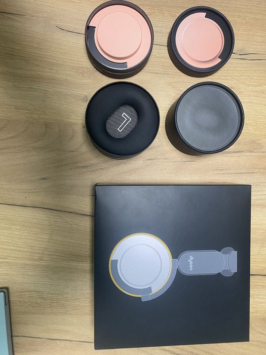 Dyson OnTrac наушник.