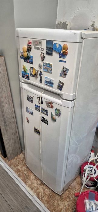 Работещ хладилник с горна камера