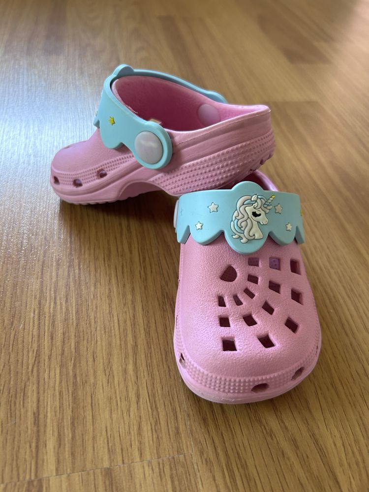 Papuci stil crocs