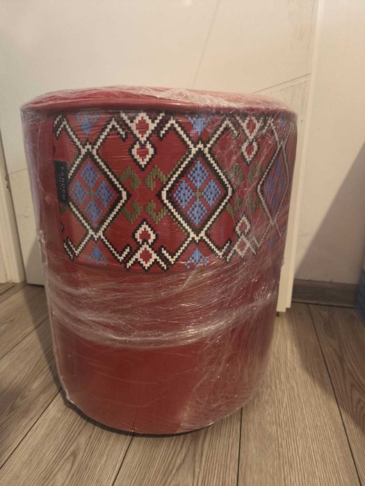 Taburet rosu traditional