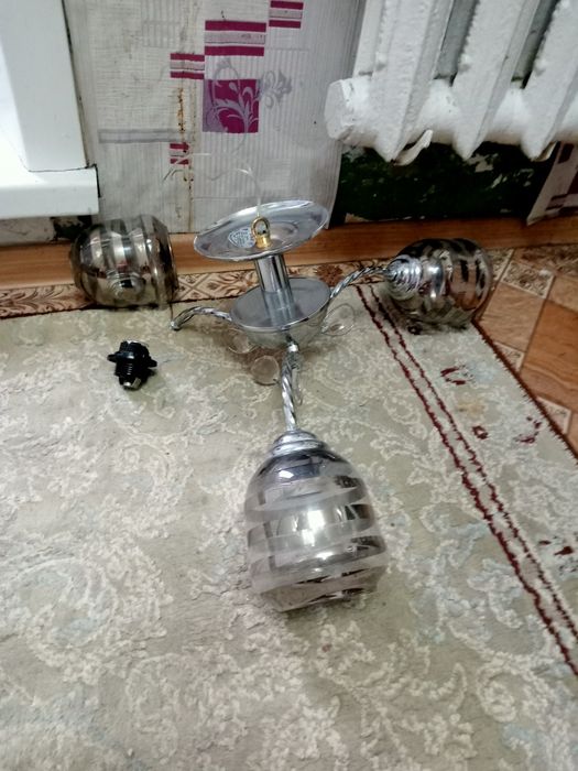 Продам люстру кухня прихожка