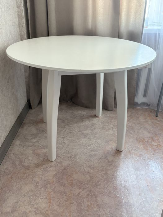 Круглый белый стол с 4 стульями,состояние  хорошее.Рр 1метр.