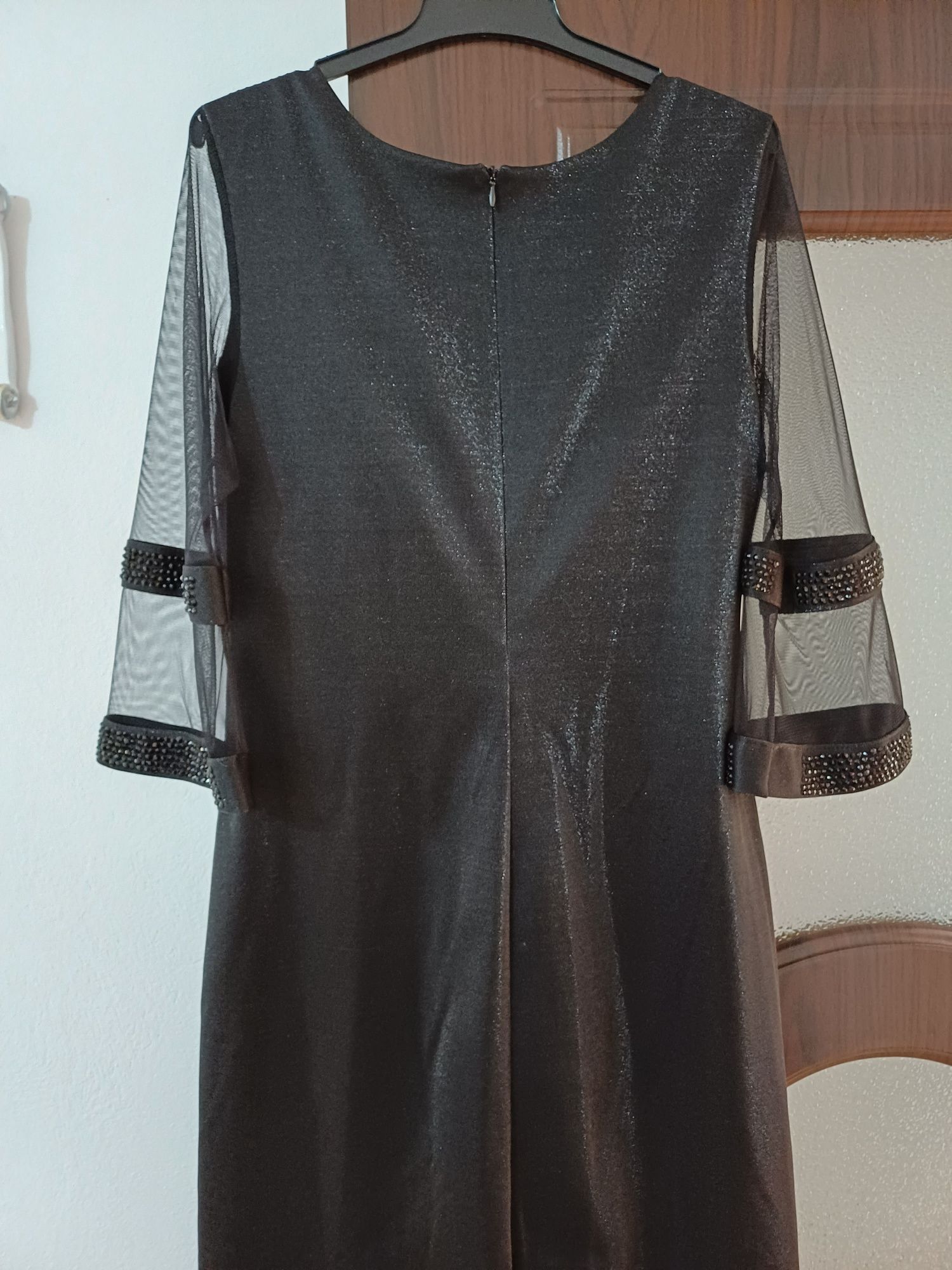 Vând rochie de culoare neagra