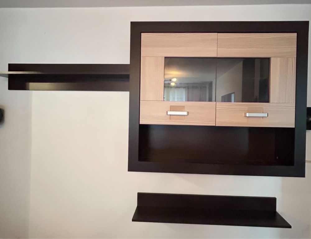 Set comoda,doua polite si vitrina suspendata