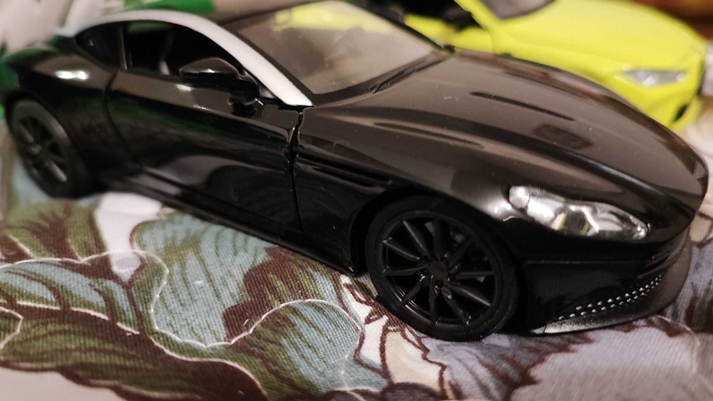 Vind o mica colectie de machete masini din metal(die-cast),noi