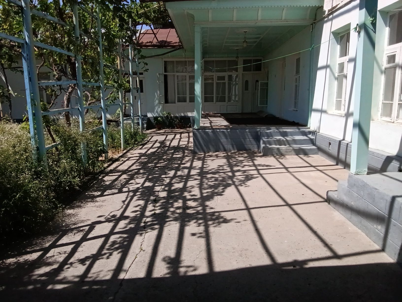 Hovli sotiladi. 4sotix.