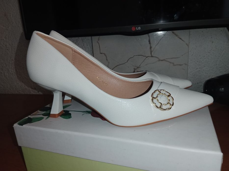 Продам туфли белый размер 37