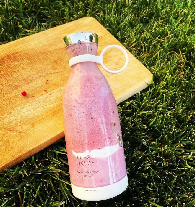 Blender portabil ideal pentru smoothie-uri și sucuri naturale