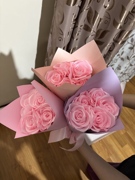 Мини-букетики из атласных роз, Букеты из атласных роз