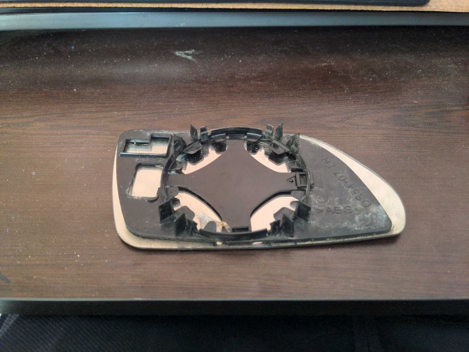 Продавам стъкло за ляво огледало за Octavia 2 2008, без подгрев