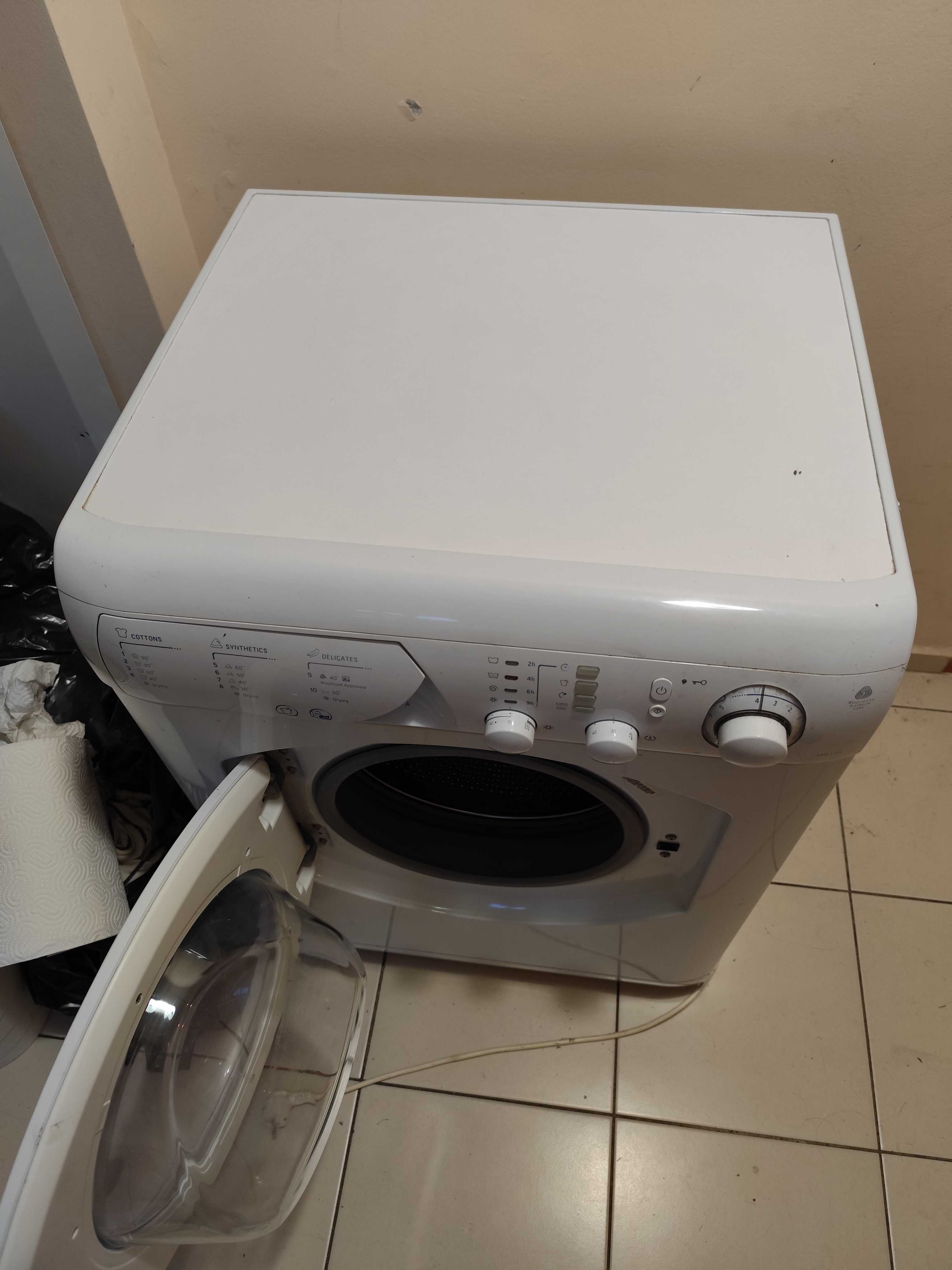 Продавам пералня със сушилня за части Ariston Hotpoint AML 105