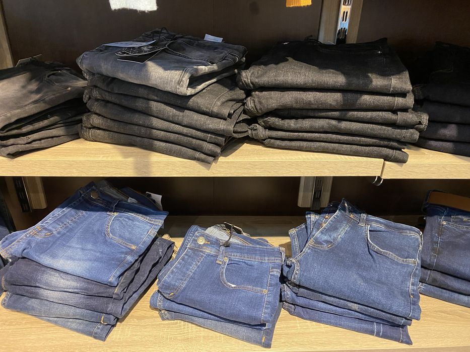 Lot/stoc de haine noi en-gros