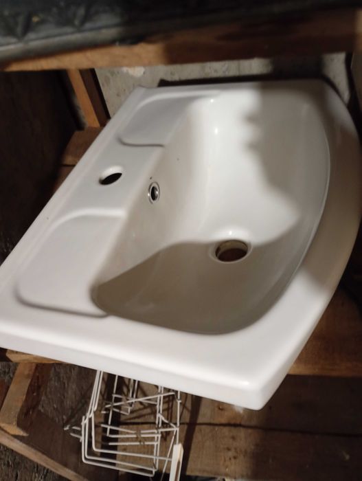 Продавам мивка за шкаф за баня