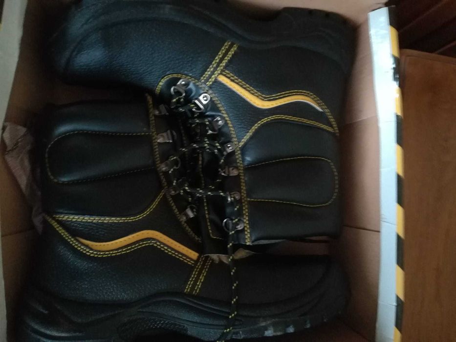 Incaltaminte cu protectie metalica