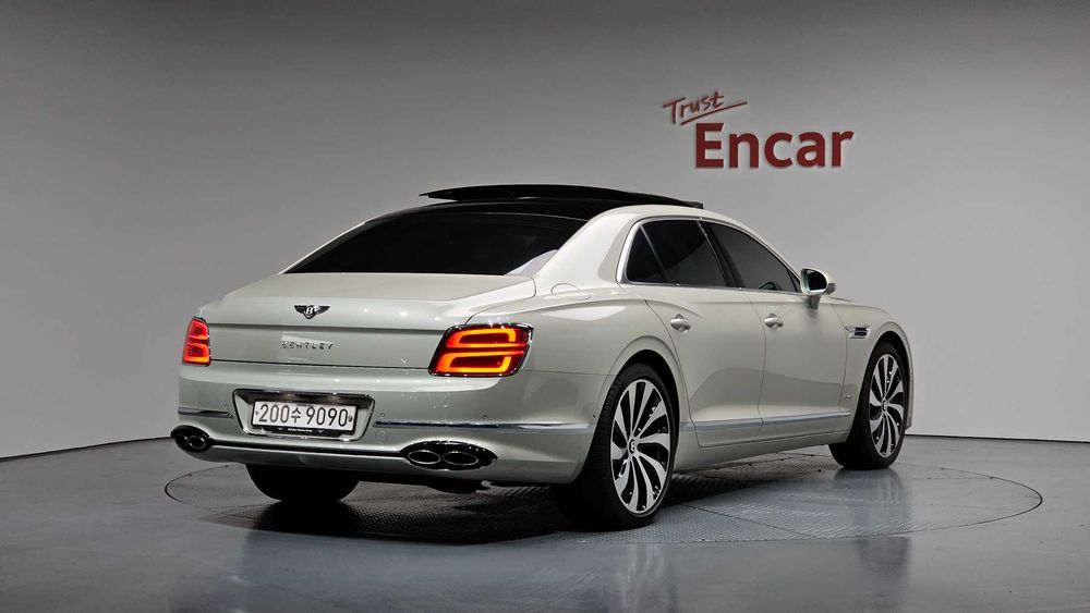 Bentley Flying Spur 4.0 Azure — 2024 год